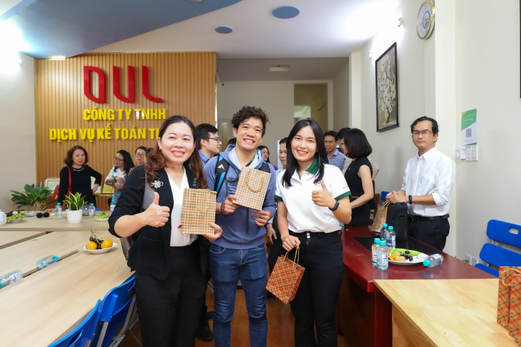 Dịch vụ kế toán thuế DVL tặng quà Lưu niệm về chuyến thăm DVL -HTCAADịch vụ kế toán thuế DVL tặng quà Lưu niệm về chuyến thăm của HTCAA